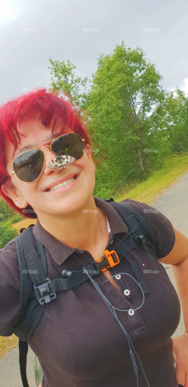 Eres como una mariposa
Vuelas y te posas, vas de boca en boca
Fácil y ligera de quien te provoca
Yo soy ratón de tu ratonera
Trampa que no mata pero no libera
Vivo muriendo prisionero
Mariposa traicionera
Todo se lo lleva el viento
Mariposa no