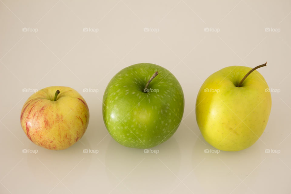 Three apples different colors 