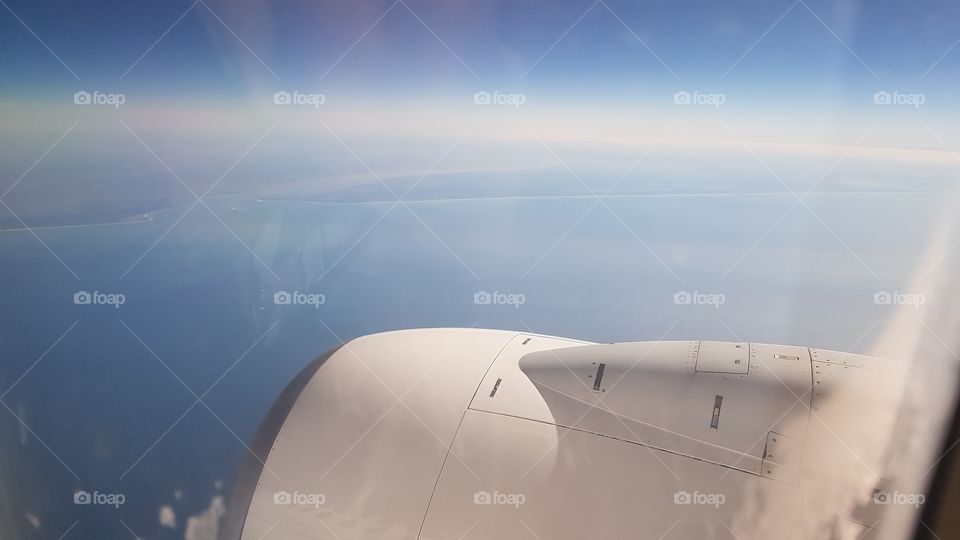 Triebwerk Flugzeug über den Wolken blauer Himmel