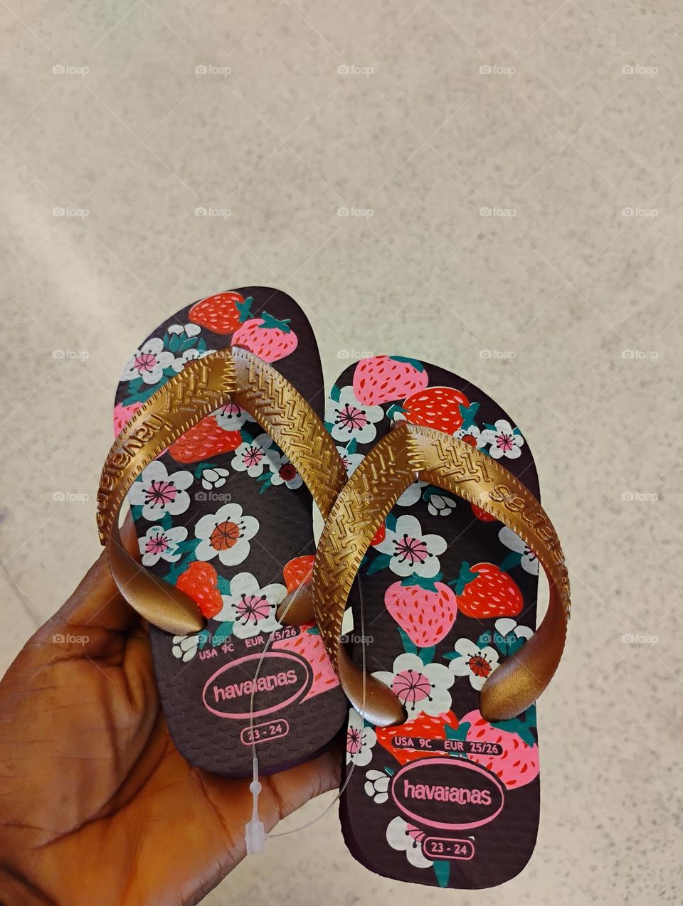 Olha que lindos!  Os Chinelos Havaianas,  tem uma linha infantil, com várias cores, estilos, modelos e tamanhos.  Feminino e masculino. Chinelos Havaianas, o ideal para qualquer ocasião, firmes nos pés e no chão, não escorrega ...