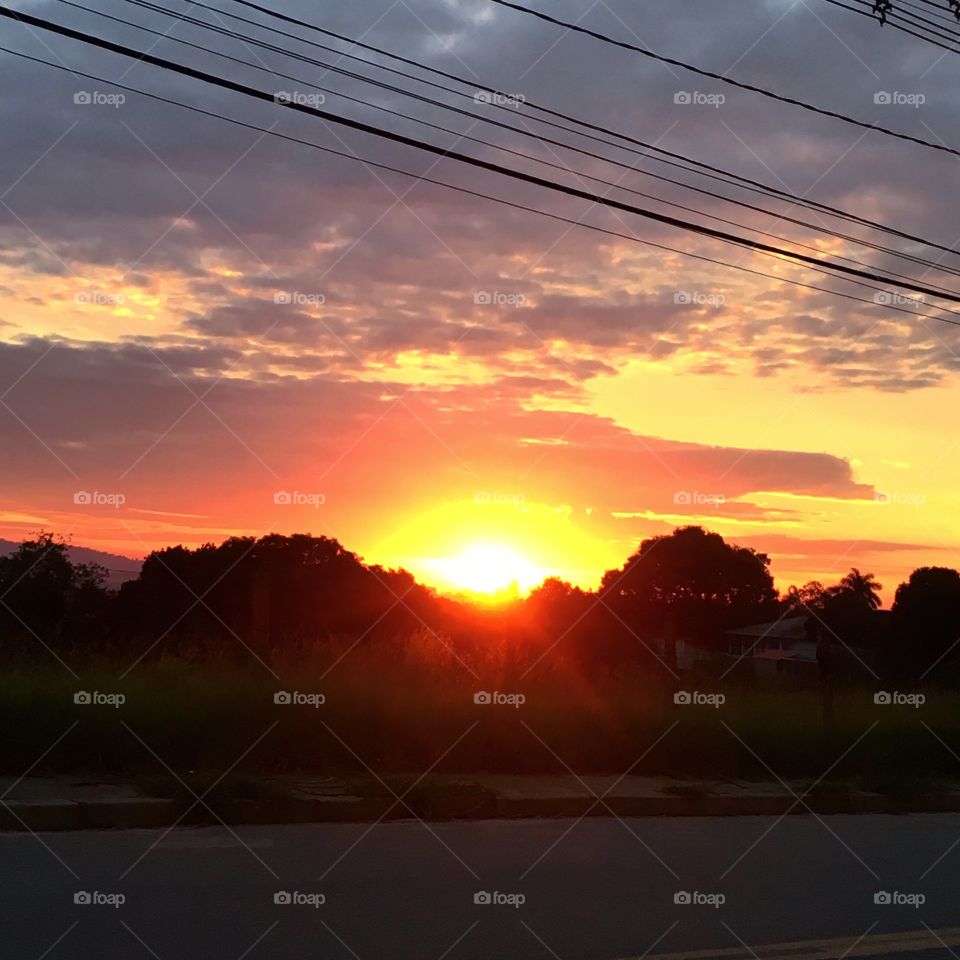 🌄#Entardecer que nos traz motivação!
Como não se inspirar com a beleza da #natureza? 
📸 
#fotografia #sol #sun #sky #céu #nature #horizonte #paisagem #landscape #inspiração #mobgrafia #XôStress #FotografiaÉNossoHobby