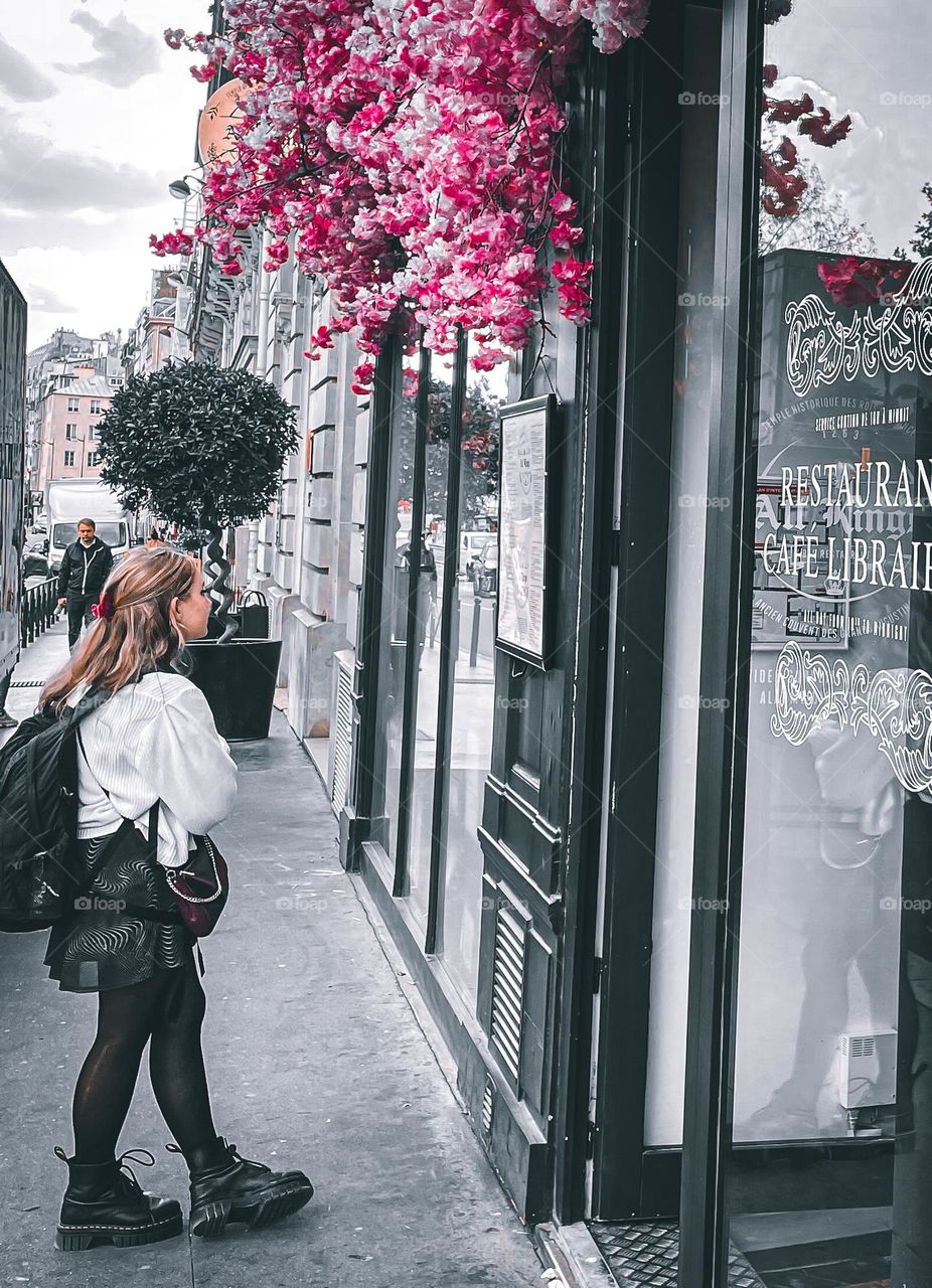 Perusing for Parisian lunch