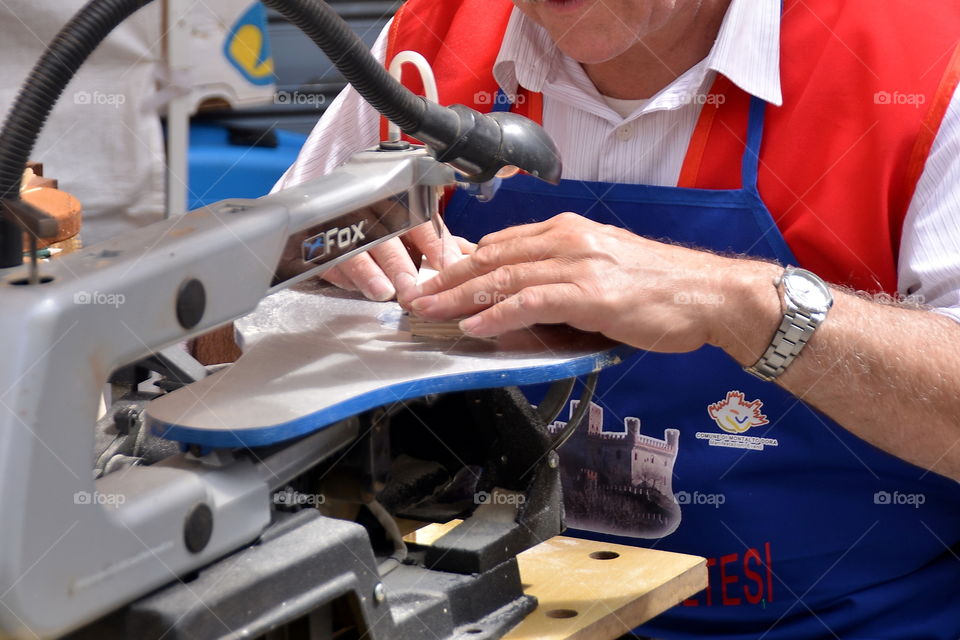 artigiano del legno al lavoro