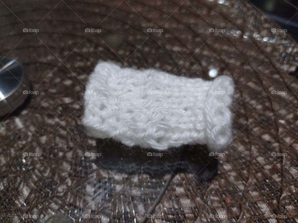 tricô na tricotar sobre prato giratório