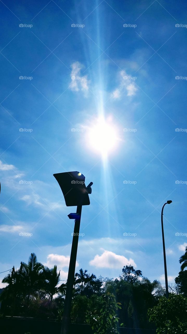 Poste de Luz,Sol , Céu azul.