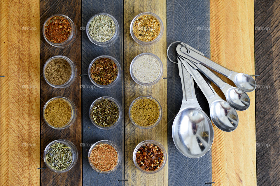 Spices and measuring spoons 