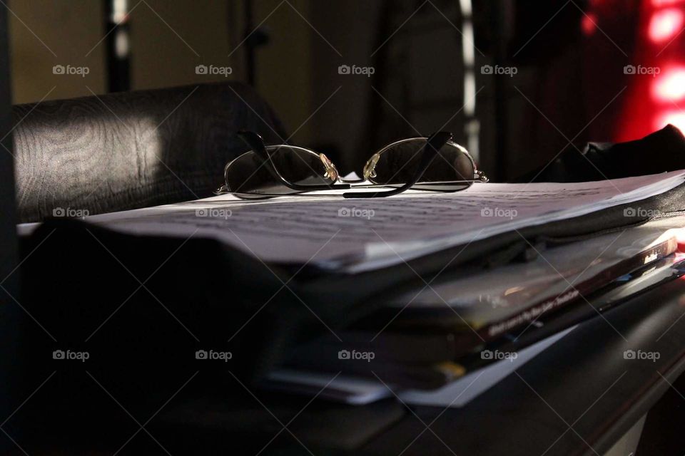 occhiali  libri e sole