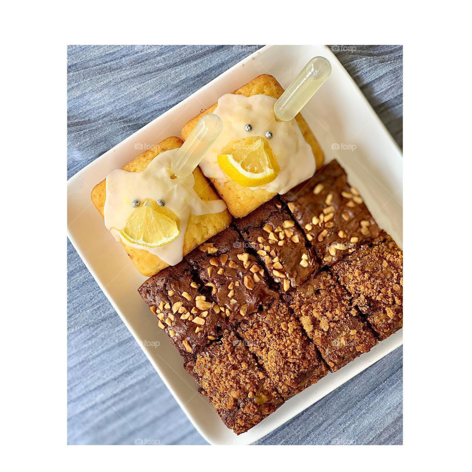 Lemon pound cake with lemonade pipette and duo flavoured brownies in peanuts and speculoos 