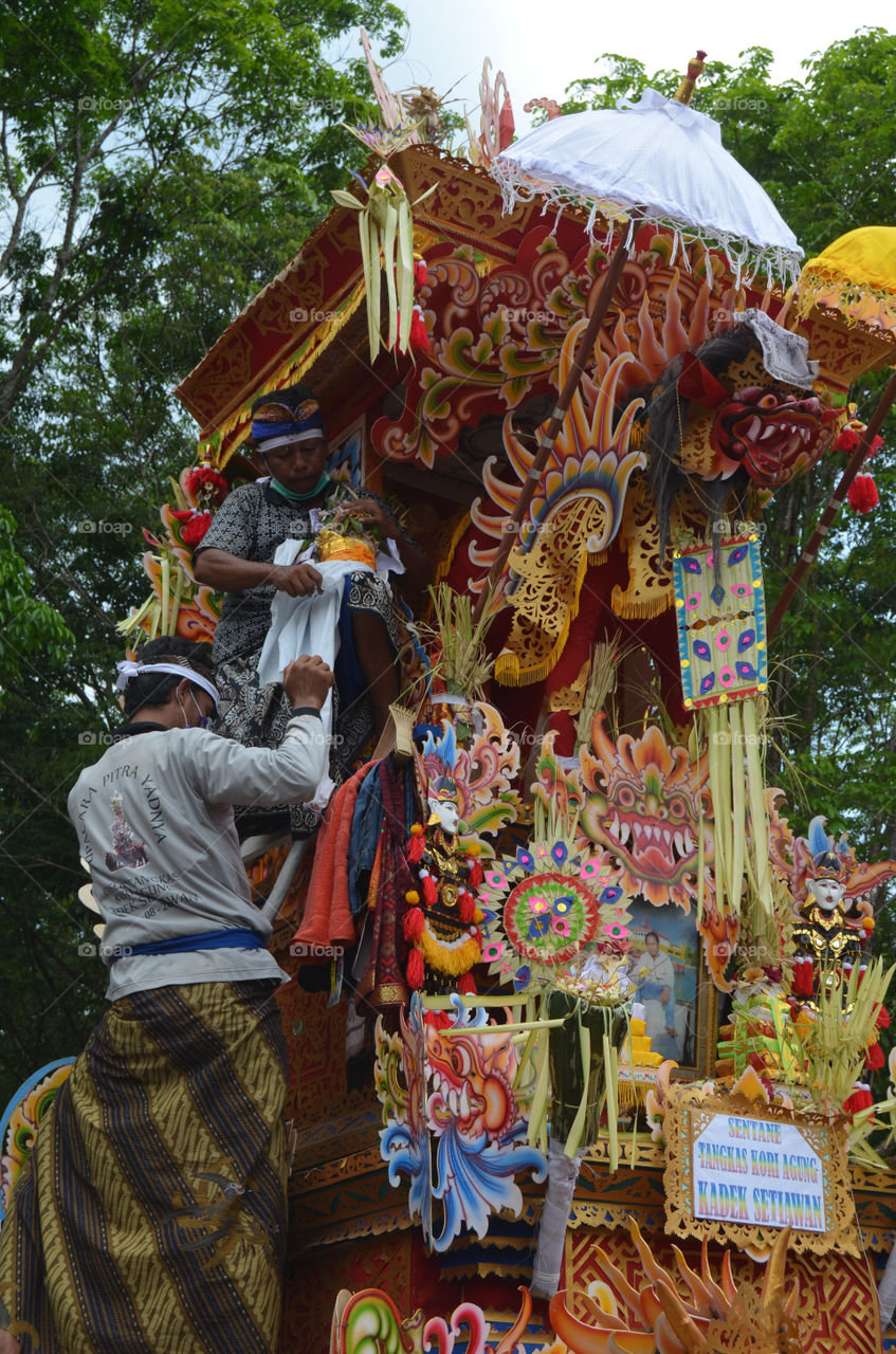 Decorating The Offerings of The Ngaben Pitra Nyadnya Tradition of Hindu Religion in South Sumatera Indonesia