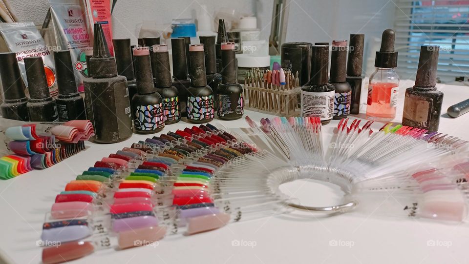 Desktop manicure hundred, everything for manicure,palette of shades,multi-colored varnishes, manicure,varnish,table