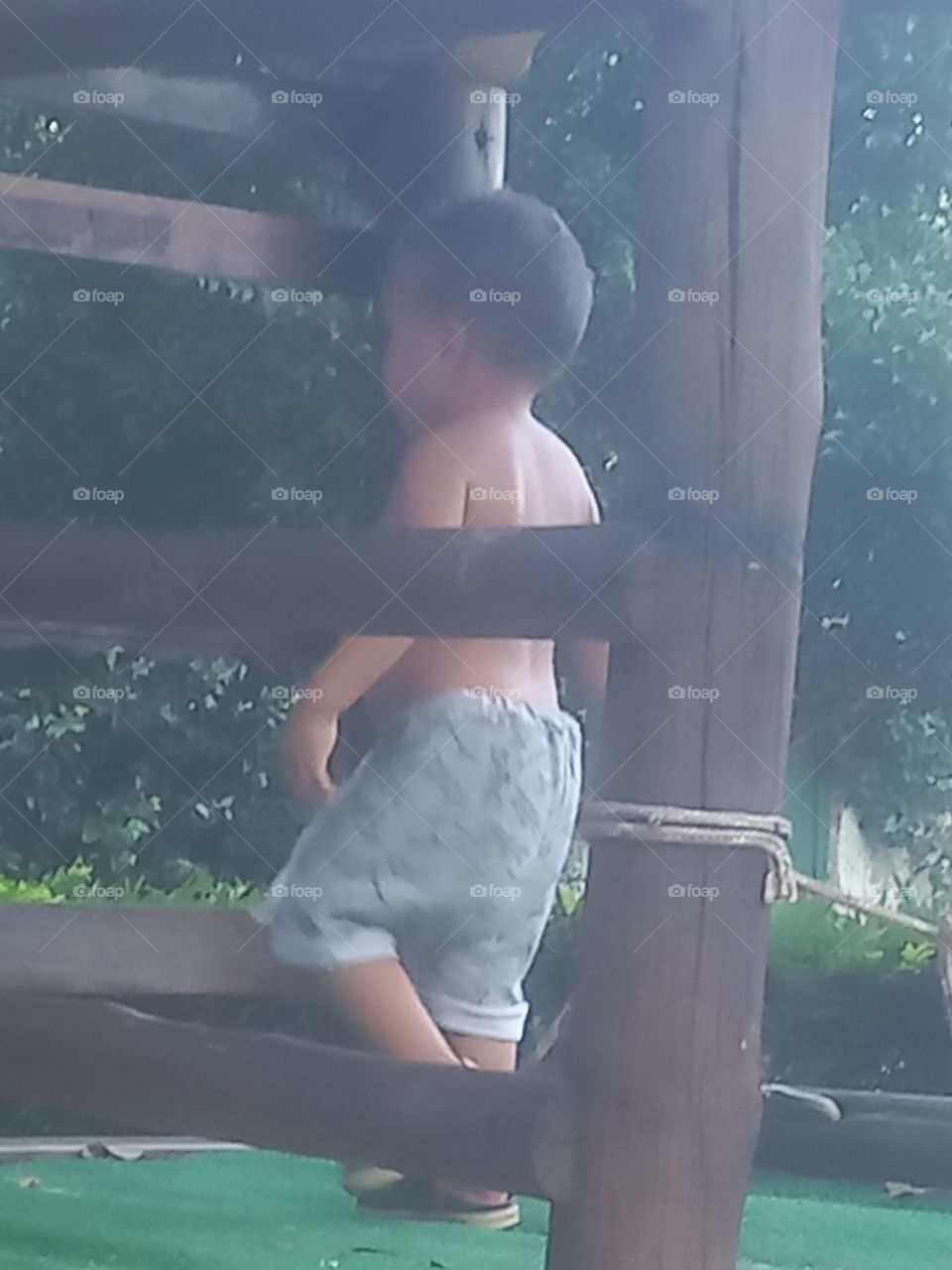 Criança  e as fases do brincar.  À medida que as crianças  se desenvolvem e crescem, o seu comportamento vai mudando, o mesmo ocorre com sua maneira de brincar.