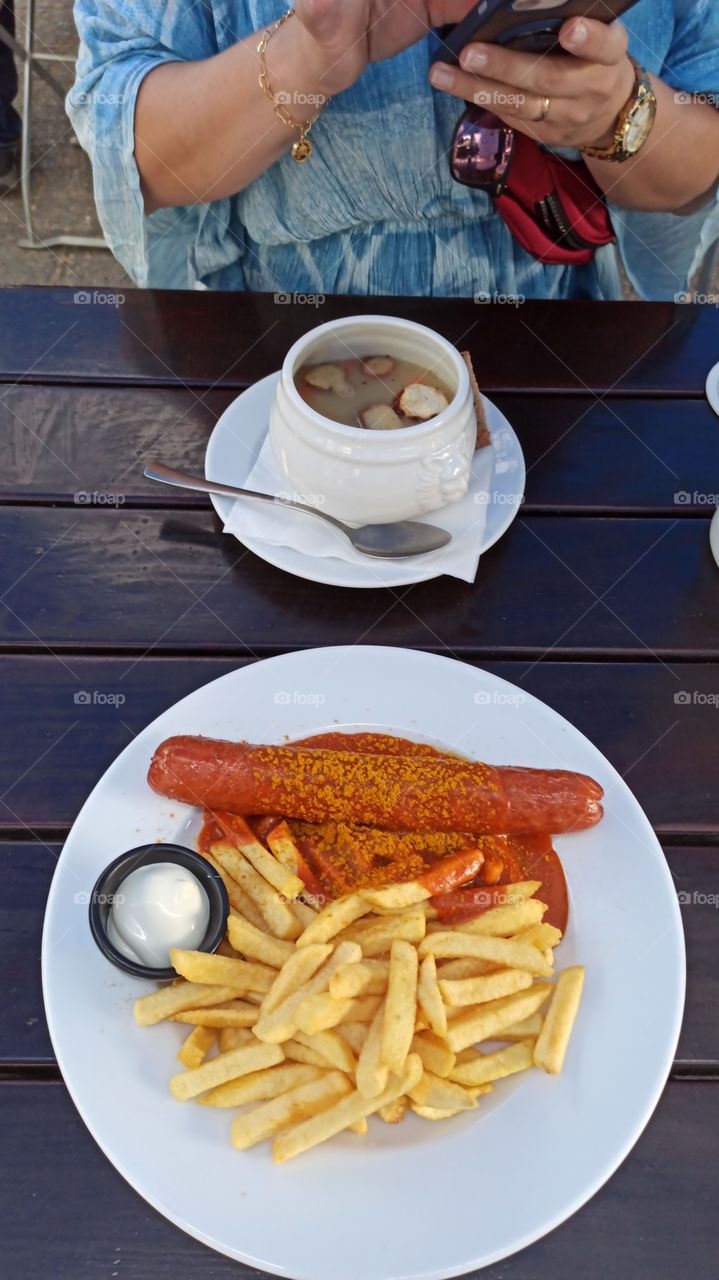 comida típica Alemanha Currywurst e sopa de batatas