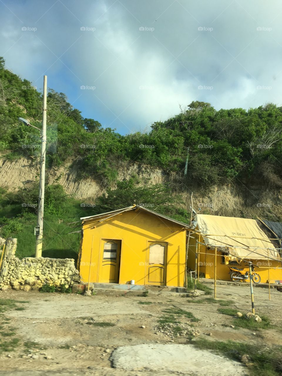 Yellow house, yellow shack, yellow bike in Colombia 