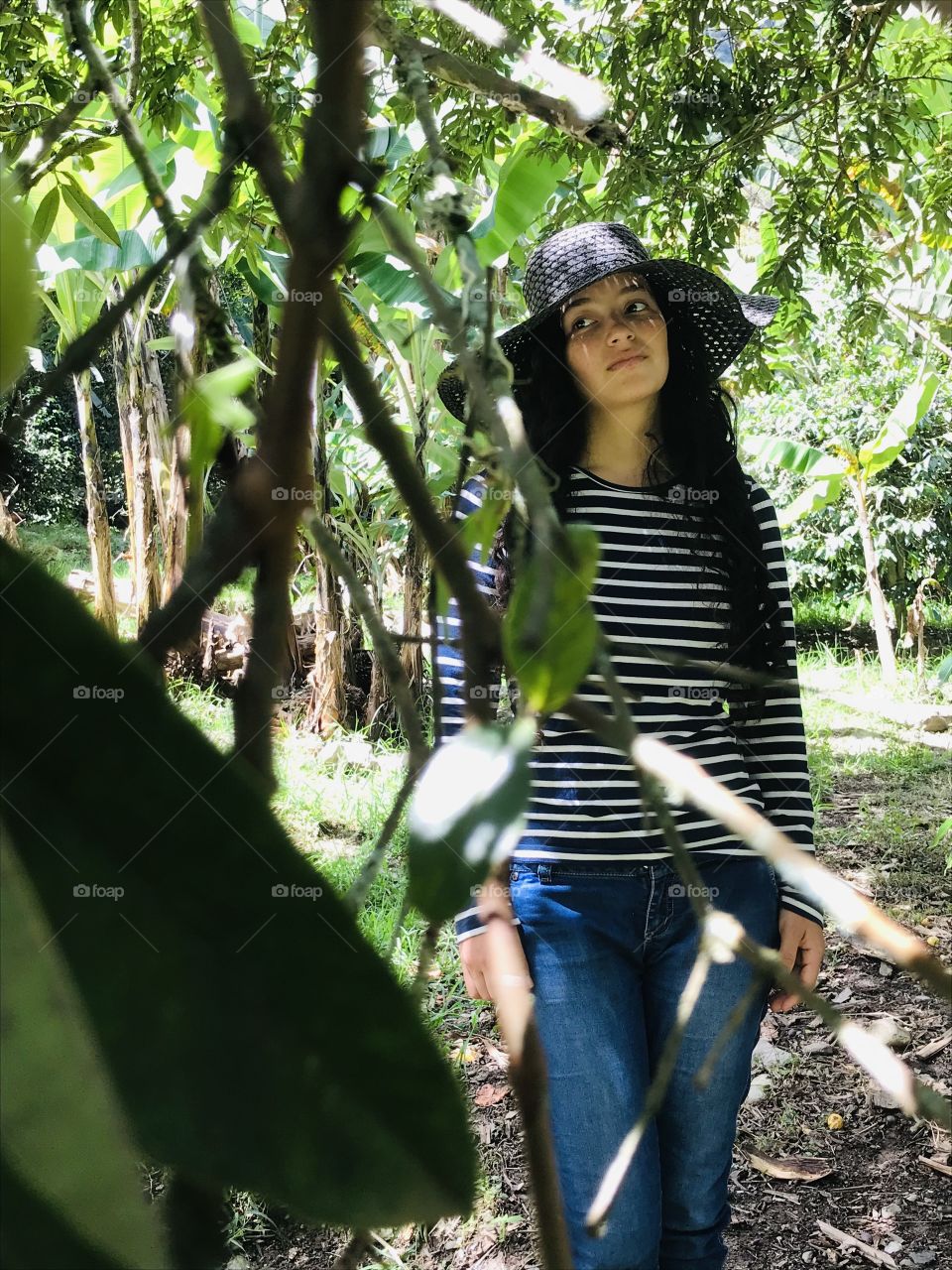 Joven en el campo, con su sombrero ancho
