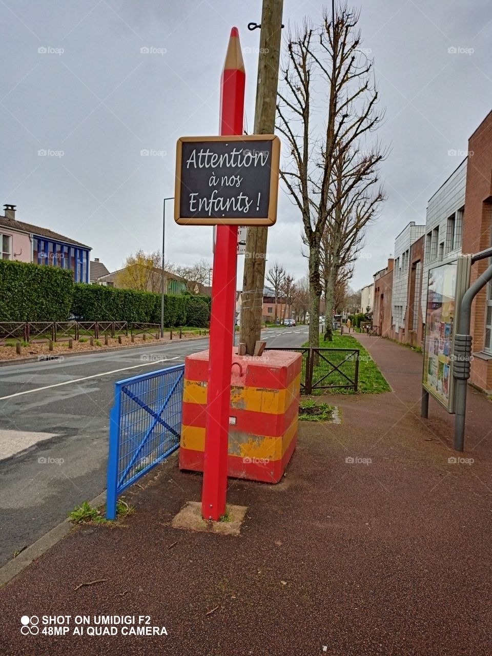 Panneau devant l école