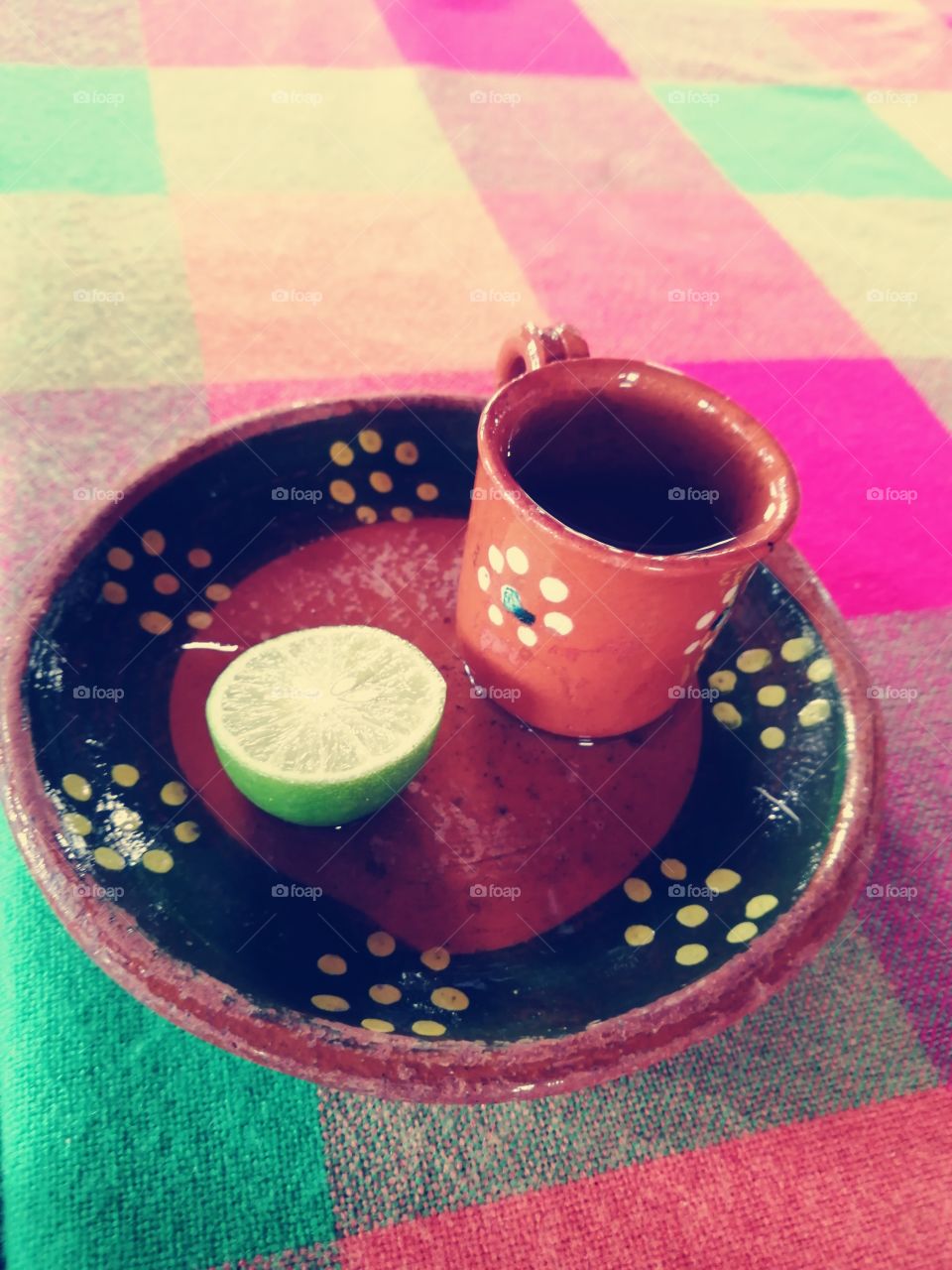 El tequila mexicano servido en una taza de barro con limón y sal!!! Ciudad de México.