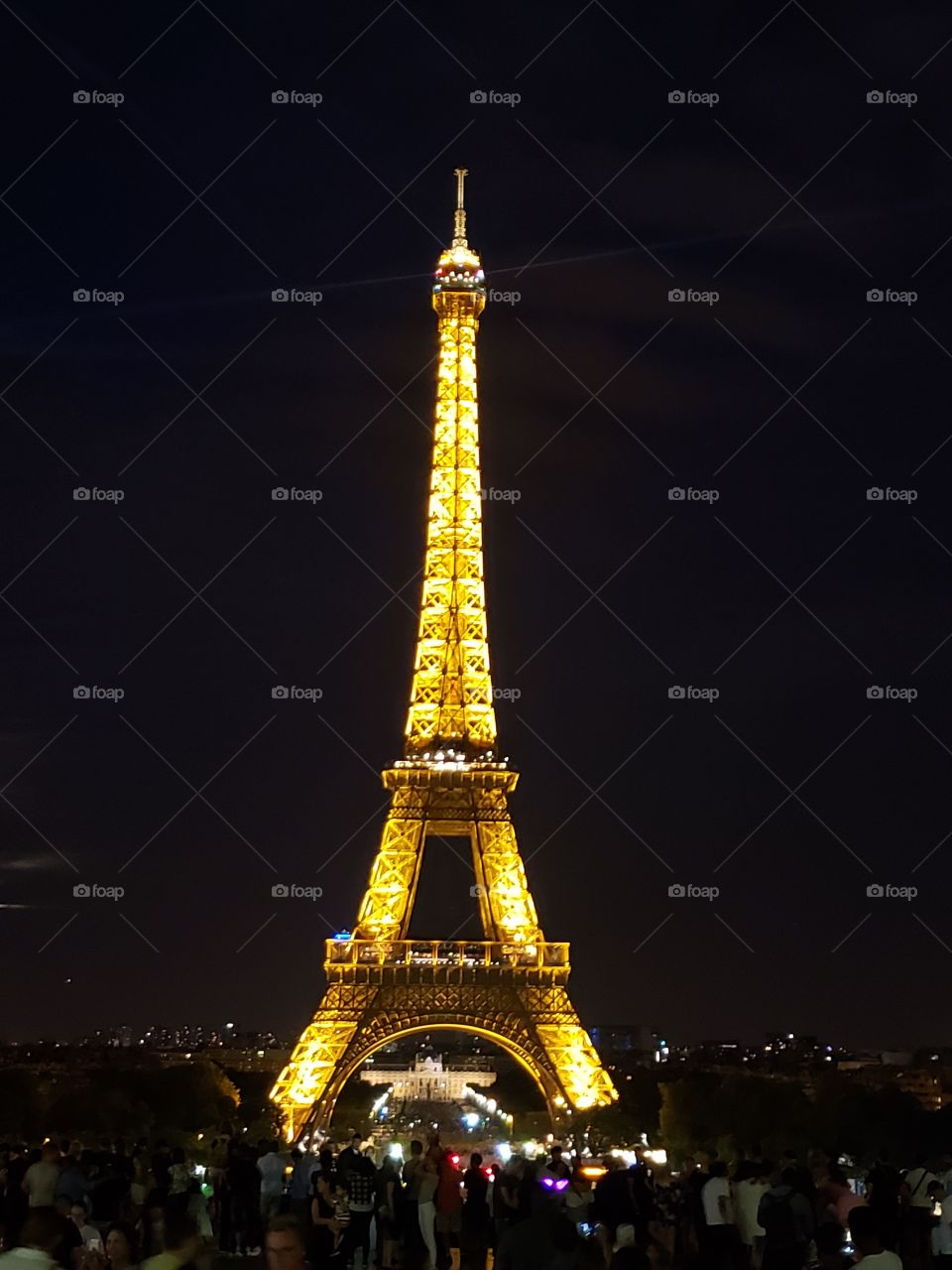 la torre Eiffel marca el camino hacia la vida nocturna con su luz