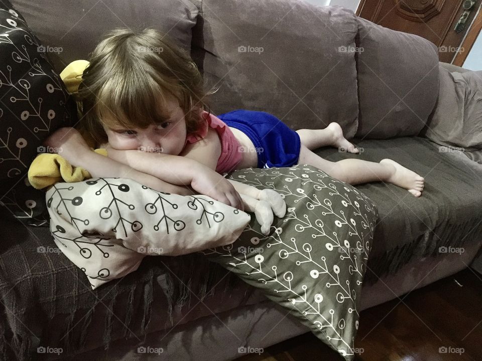 Tem alguém quase dormindo no #sofá... 😴 
Claro, com a #bagunça que fez durante todo o dia 🤩 !
Boa noite, pessoal. Uma menininha vai descansar 🥰.