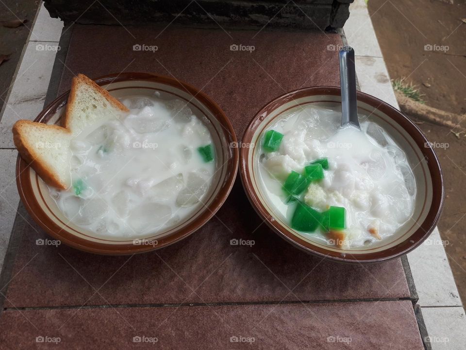 Green banana ice, which consists of a variety of marrow porridge, pudding, ice cubes, plain bread, nuts, bananas cut into small pieces, is a delicious and cheap drink in Indonesia.