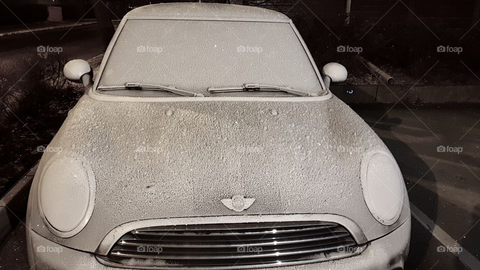 Car covered in rime frost ice , bil täckt av rimfrost is 