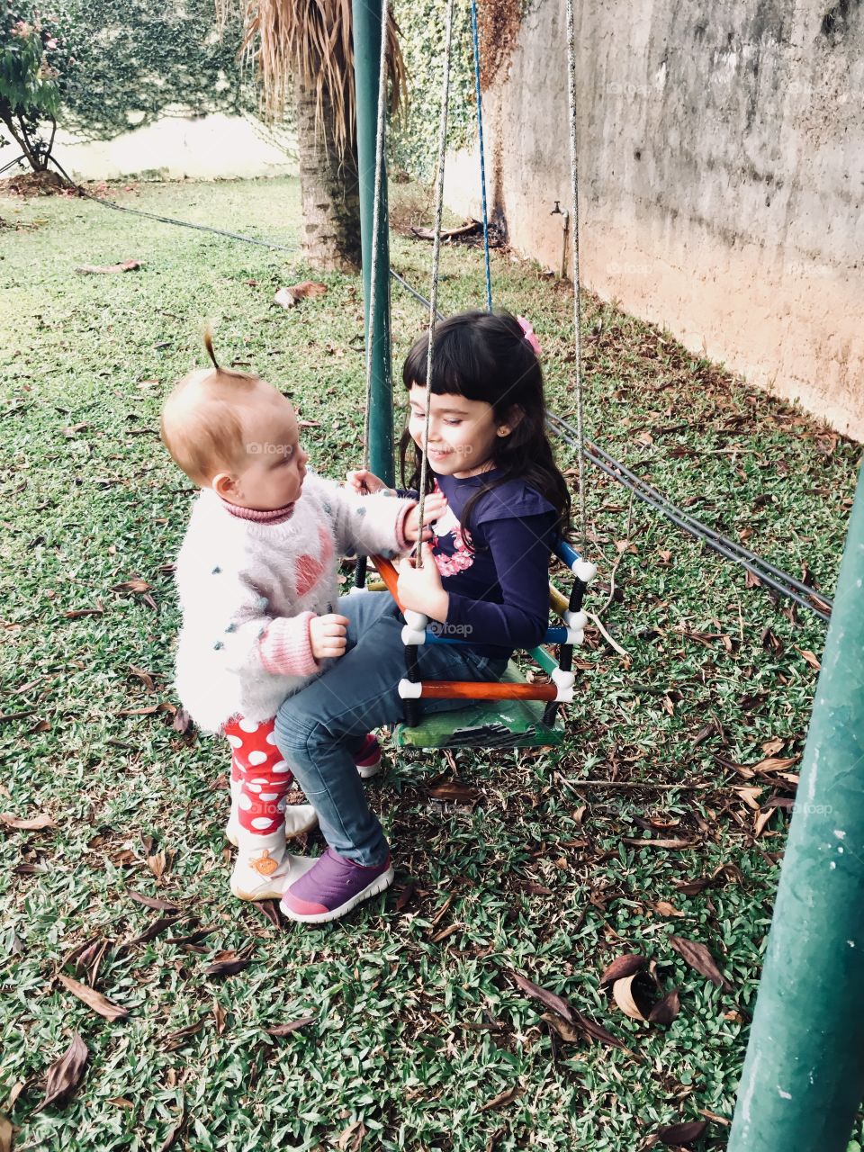 Essa aqui é a Gigi, prima da Maria Estela - e ambas estão se divertindo na balança. Viva a pureza das criancinhas. 