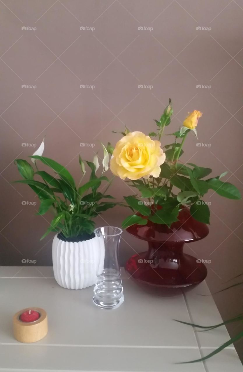 White peace lily & yellow garden roses