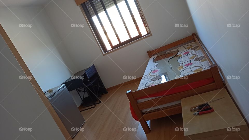 quarto básico com frigobar