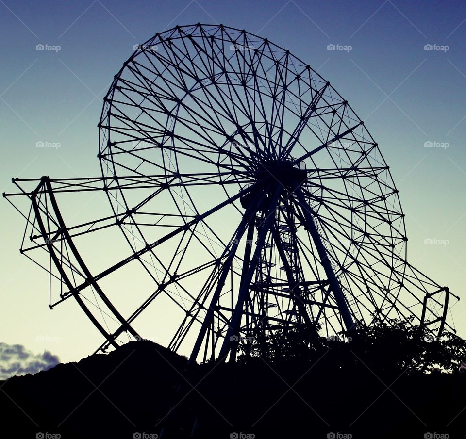 Silhouette of a ferris wheel in construction