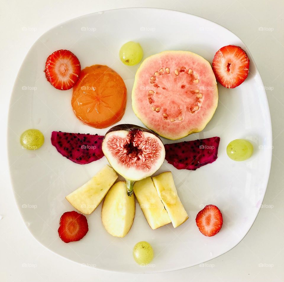 A great fruit salad with strawberry, grape, persimmon, guava, fig, pitaya and apple.  And all sweets! /
Uma ótima salada de frutas com morango, uva, caqui, goiaba, figo, pitaia e maçã. E todas docinhos!