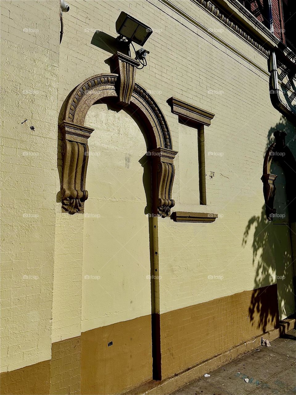 This is a pastel yellow Victorian style antique facade on „Jefferson Street” off „Myrtle Avenue” and „Broadway“ in „Bushwick“, Brooklyn. 2024. Hypnotic Productions