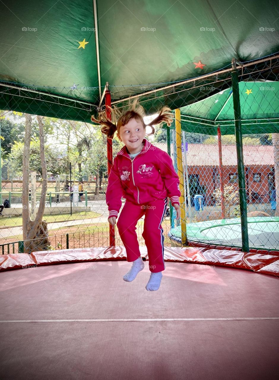 🇺🇸 My daughter Estela floating in the air, thanks to your joke. What a pure and contagious smile! / 🇧🇷Minha filha Estela flutuando no ar, graças à sua brincadeira. Que sorriso puro e contagiante!