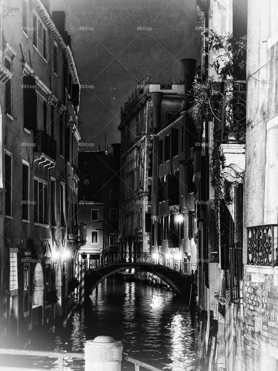 The most romantic city in Italy? Venice! In black and white 🖤