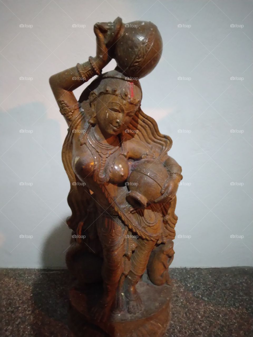 A statue of a mother & child