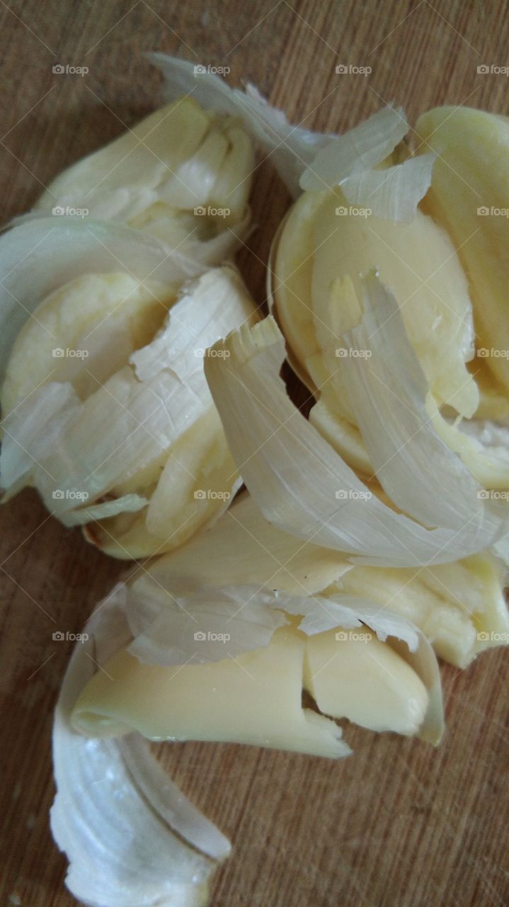 Cooking on the kitchen,love to see garlic so close,and other ingriedients,