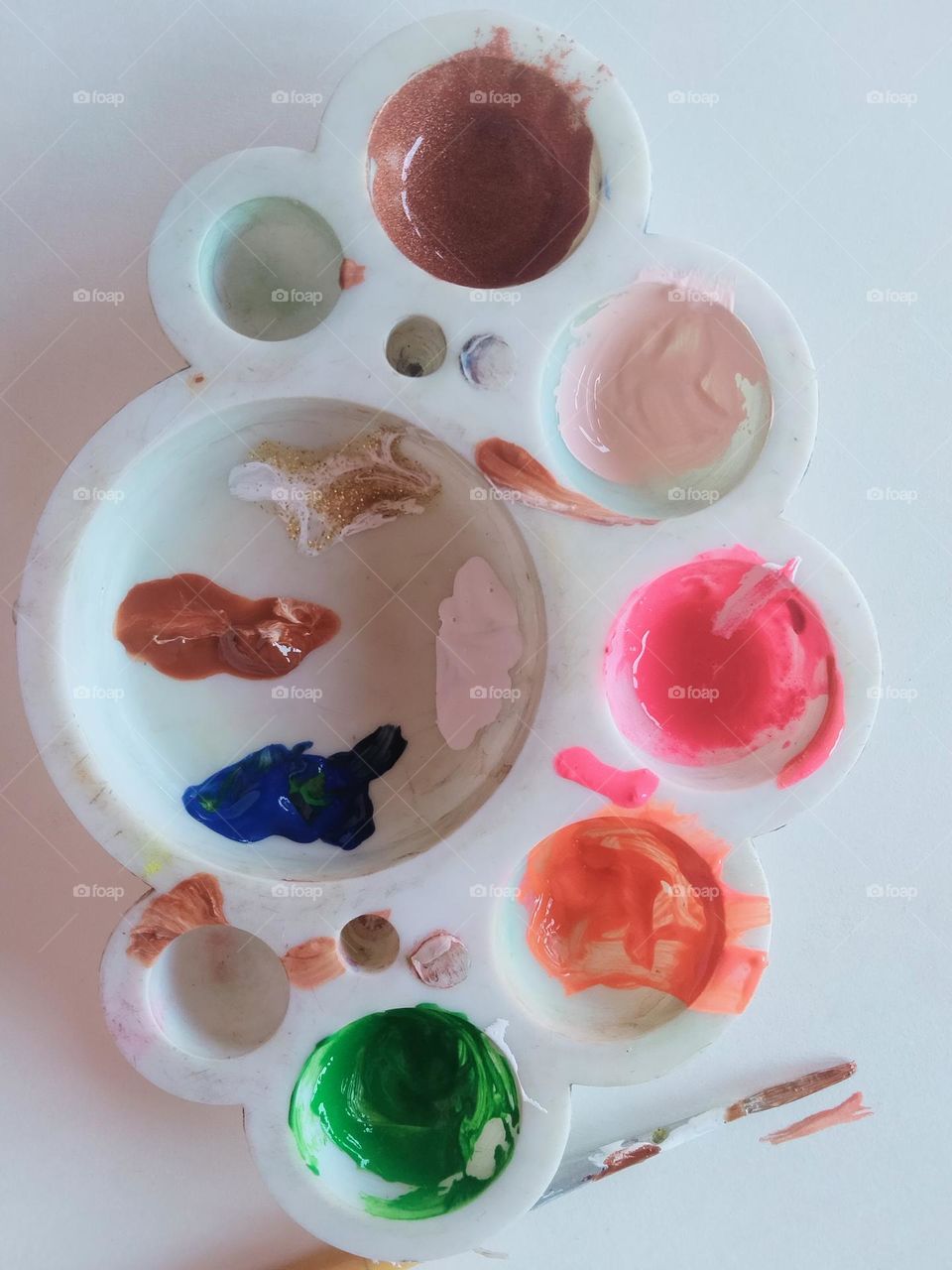 The plates we use to colour has circular have circular shape