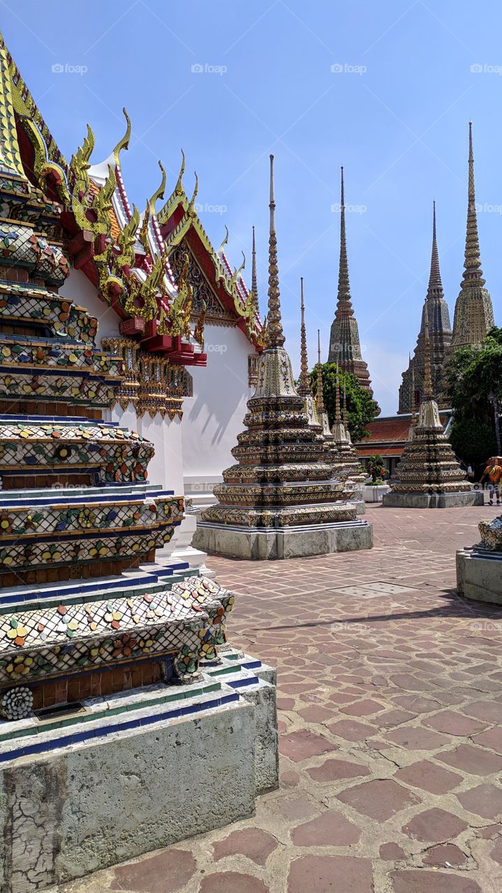 Wat Pho was the first public university in Thailand, specialising in religion, science and literature. It is now more well-known as a centre for traditional massage and medicine.