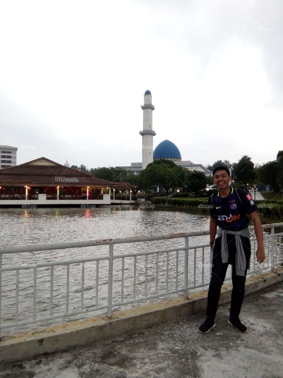 Enjoy the heartwarming view of UNITEN Mosque, Malaysia 🇲🇾❤ with a floating restaurant nearby.