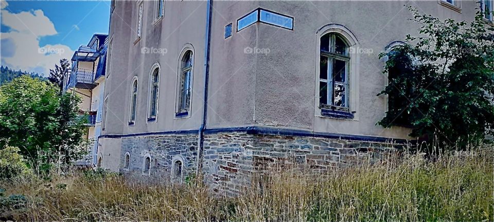 Venturing outside in „Saxony“, Germany. This part of the country was once in the „DDR“ or „E Germany“. The Western part was then the „BRD“, the „Republik of Germany“. This all changed in 1989 when Germany found its renewed unity. Hypnotic Productions