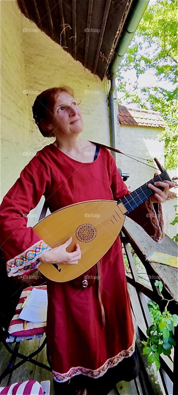 At the “Bernauergarten” this lady plays her lute at the grand rehearsal of “Da Albrecht und sei Agnes”, the child version of the historic play about Duke “Albrecht” of “Straubing”, “Bavaria” and his wife “Agnes Bernauer”. 2024. Hypnotic Productions