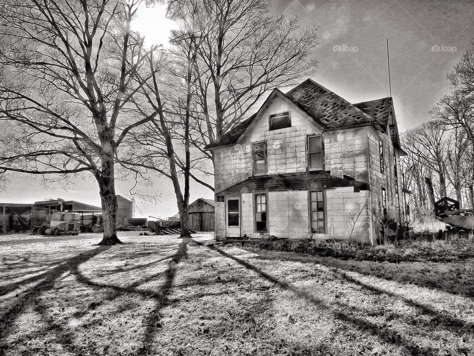Rustic old farmhouse in the countryside of Indiana 