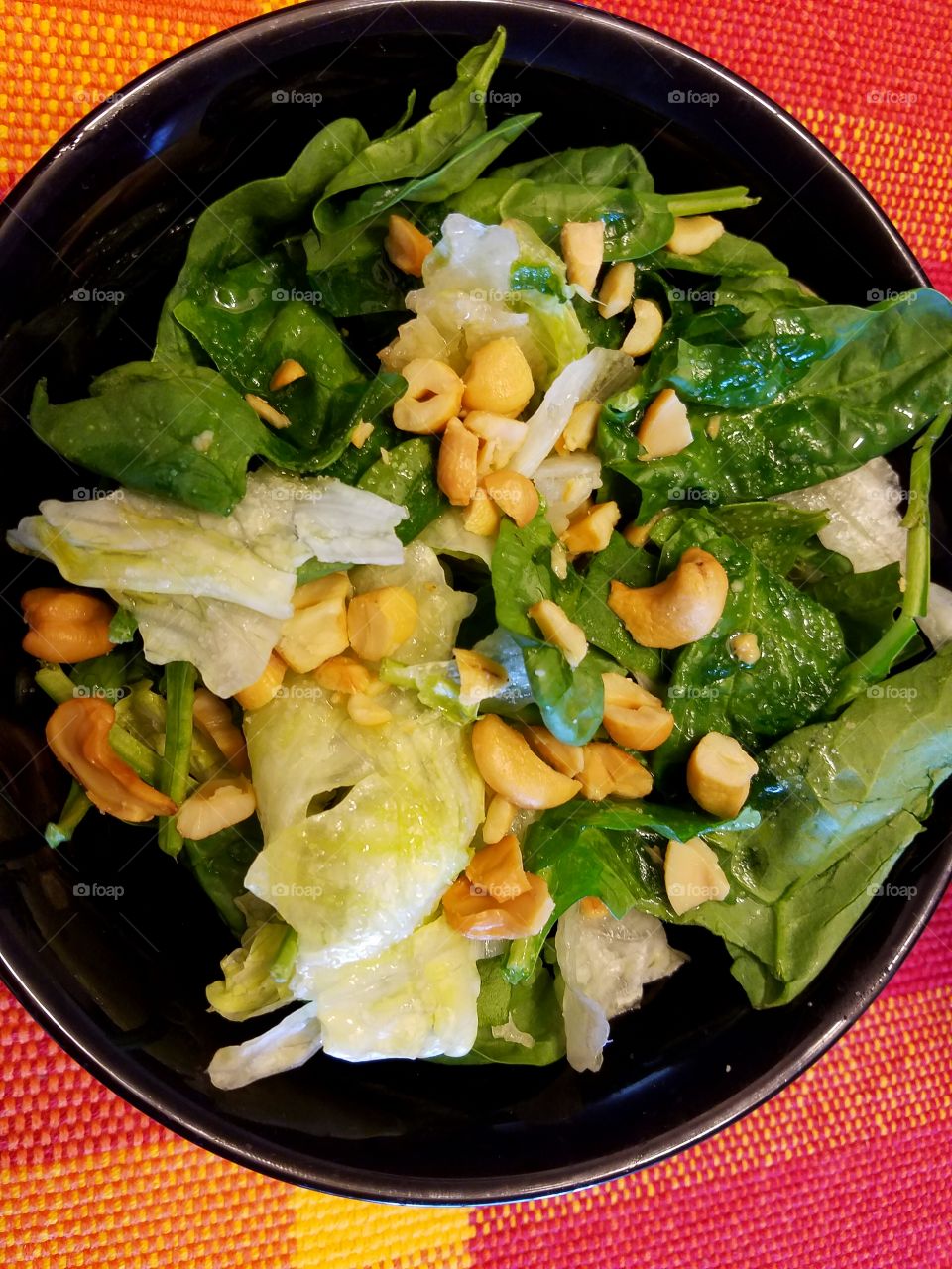 salada with nuts