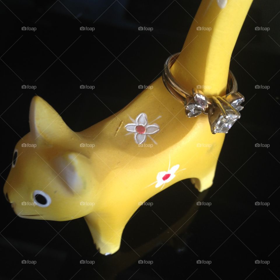 Yellow cat ring holder