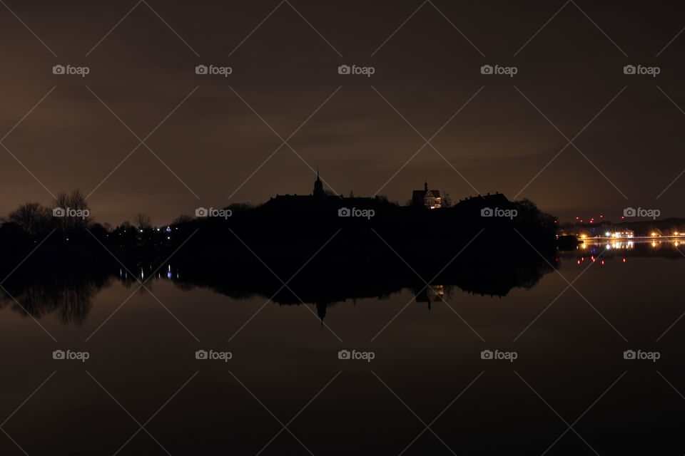 Schloss Seeburg bei Nacht.