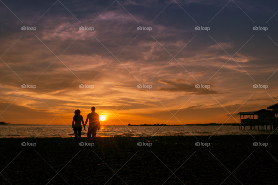 Silhouette Romantic's Couple against sunset