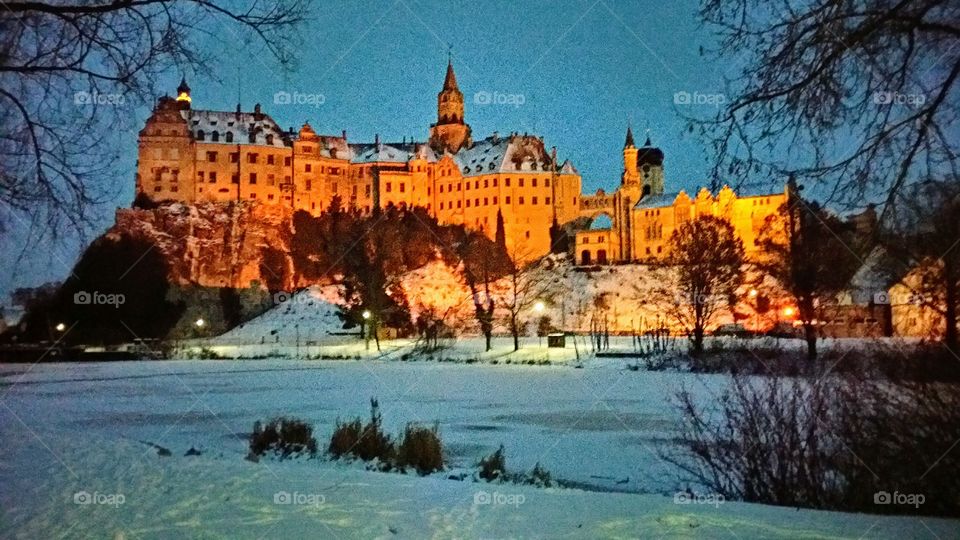 Hohenzollern Schloß Sigmaringe  im Winter mit gefrorener Donau