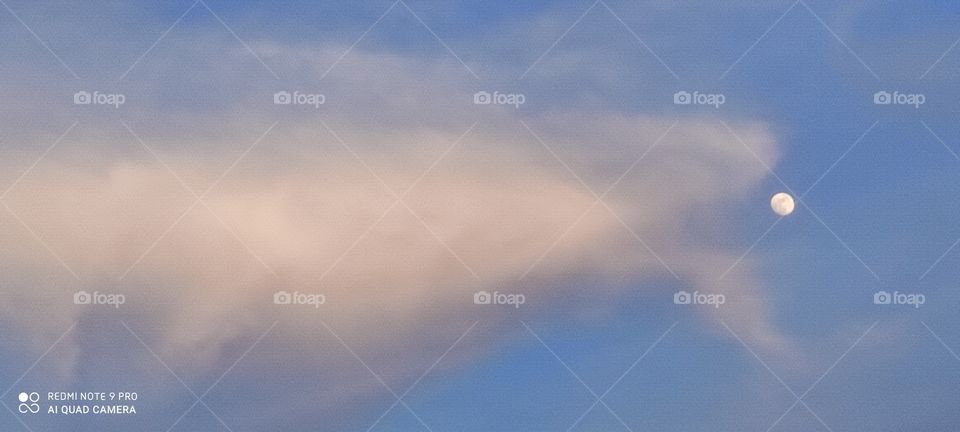 When the sun appears to have two sons, then the moon is seen, that scene looks very beautiful which makes the mind question.