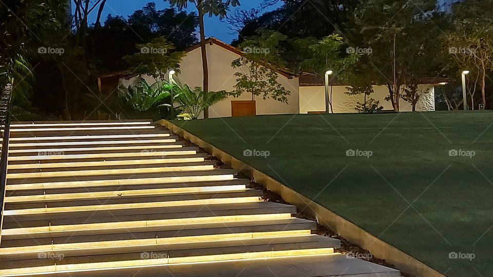 Escadaria iluminada