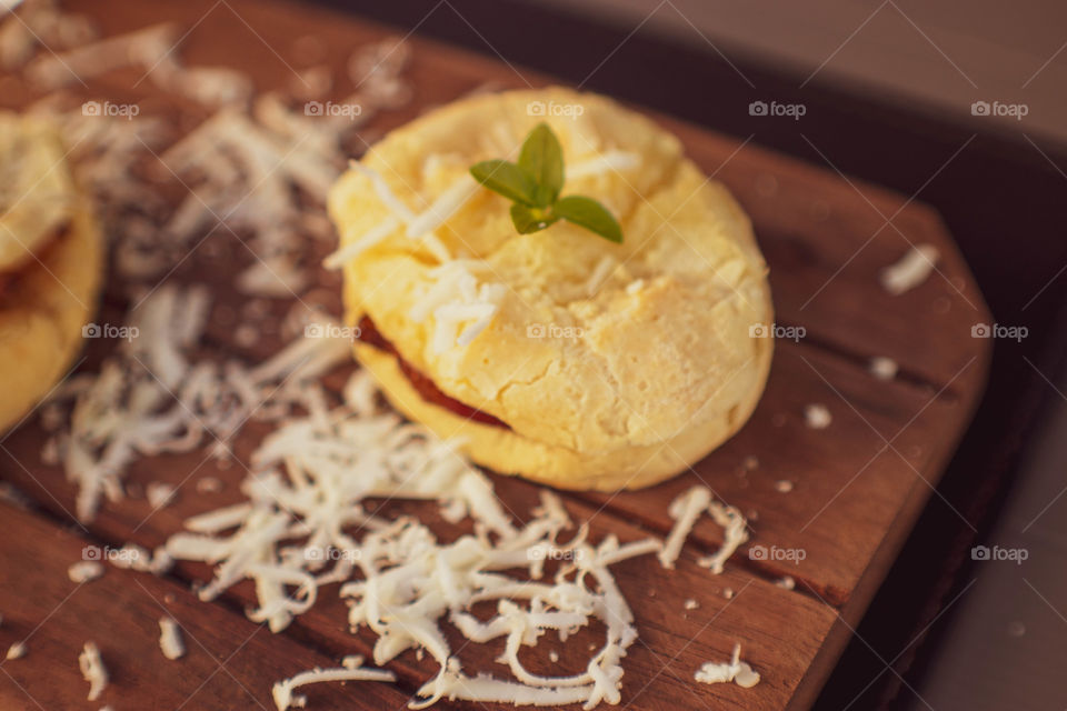 pão decorado com folha para café da manhã.