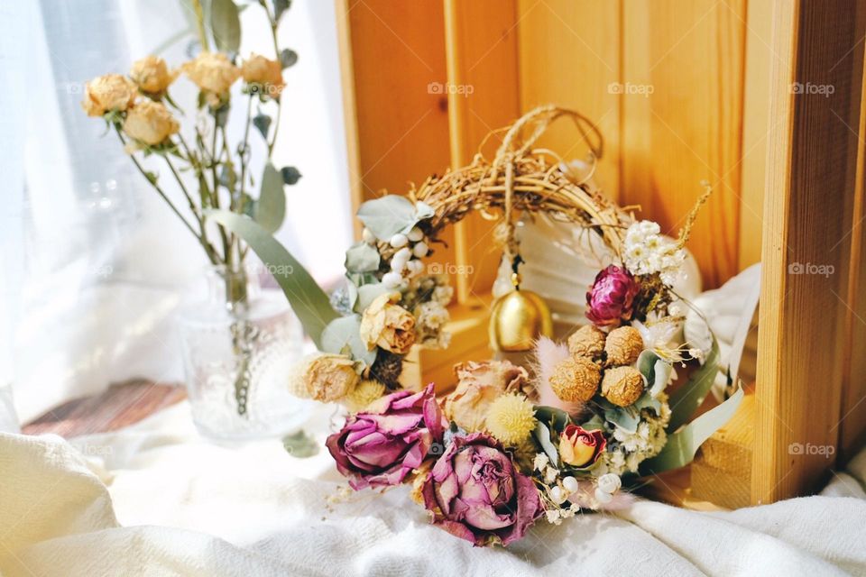DIY wreath with dry flowers 