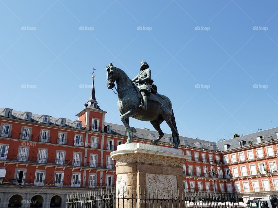 estatua en la plaza Mayor de Madrid